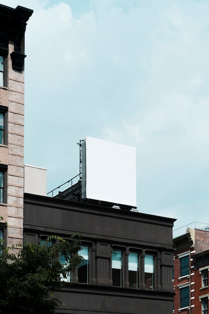 Photo gratuite grand modèle de panneau d'affichage sur la construction en ville