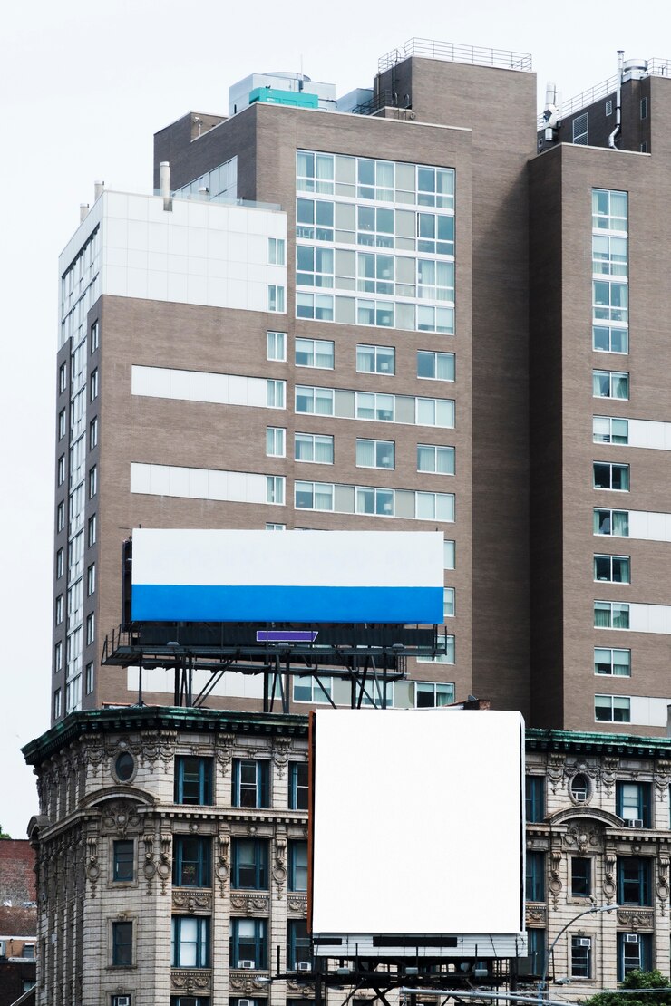 Photo gratuit grand modèle de panneau d&#39;affichage sur la construction en ville