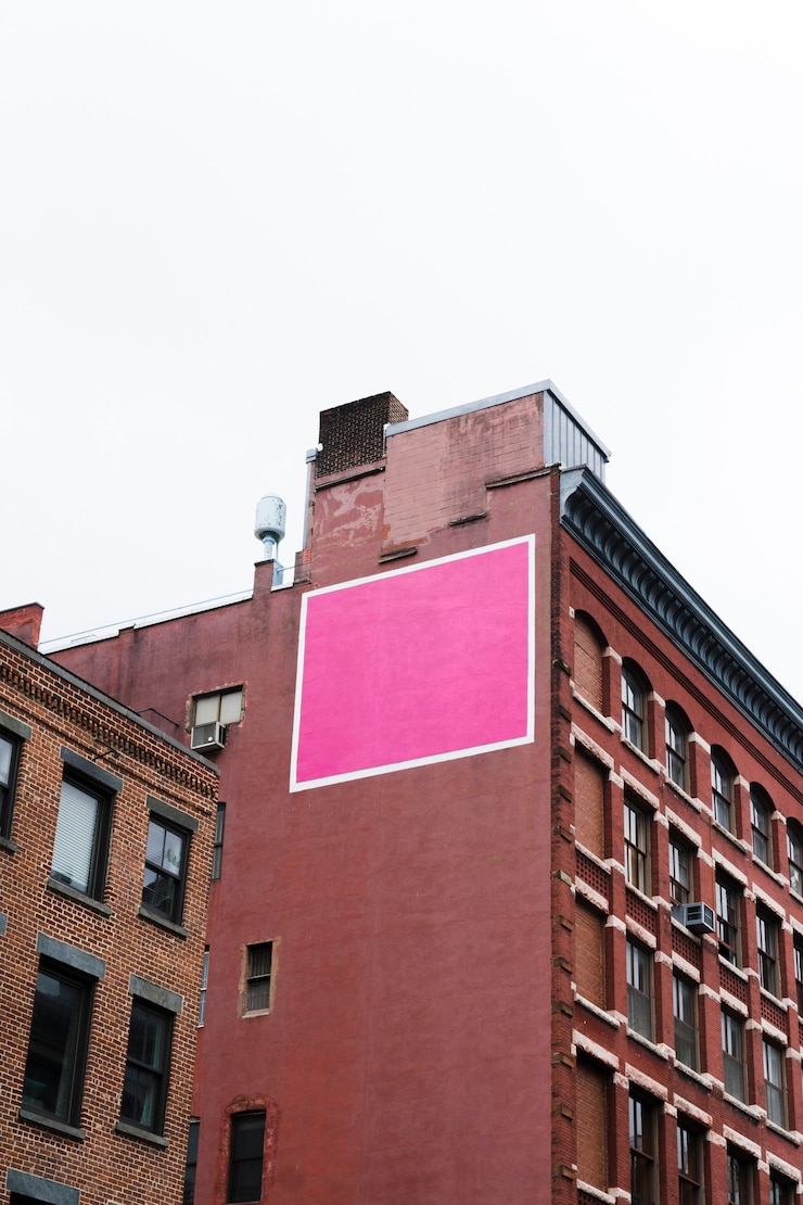 Photo gratuit grand modèle de panneau d&#39;affichage sur la construction en ville