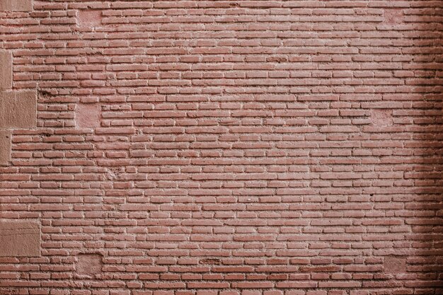 Grand mur de briques rouges