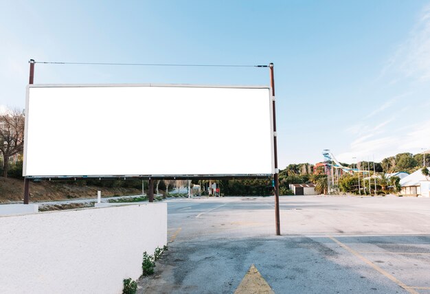 Grand panneau d&#39;affichage blanc sur le parking de la ville