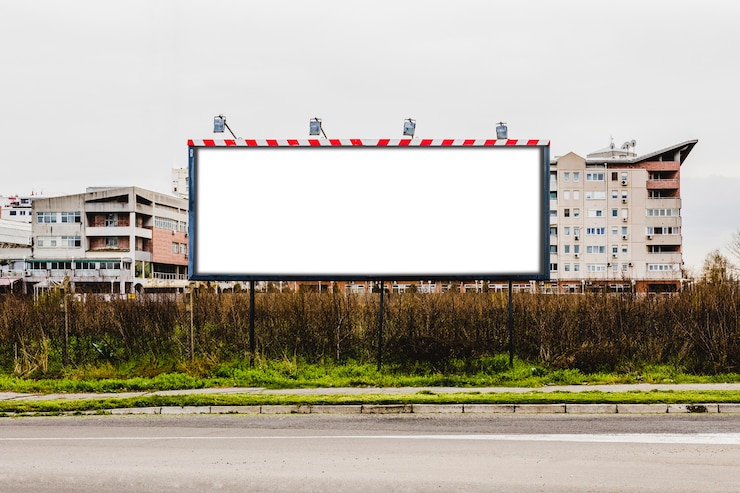 Photo gratuit grand panneau d&#39;affichage en face de l&#39;immeuble sur le bord de la route