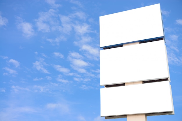 Photo gratuite grand panneau d'affichage vide sur fond de ciel bleu, mettez votre publicité texte ici.