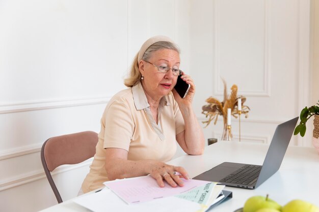 Grand-parent apprenant à utiliser un appareil numérique