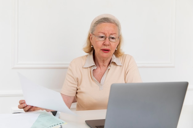 Grand-parent apprenant à utiliser un appareil numérique