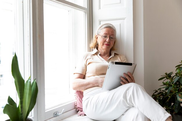 Grand-parent apprenant à utiliser un appareil numérique