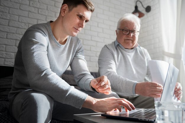 Grand-parent apprenant à utiliser un appareil numérique