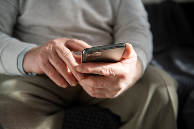 Grand-parent apprenant à utiliser un appareil numérique