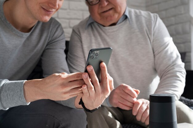 Grand-parent apprenant à utiliser un appareil numérique