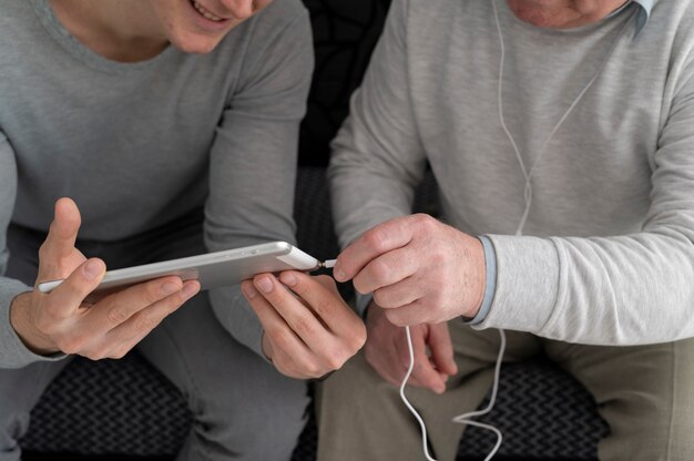 Grand-parent apprenant à utiliser un appareil numérique