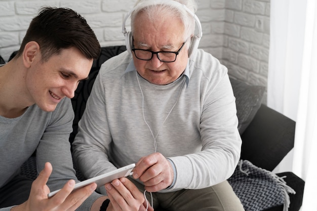 Grand-parent apprenant à utiliser un appareil numérique