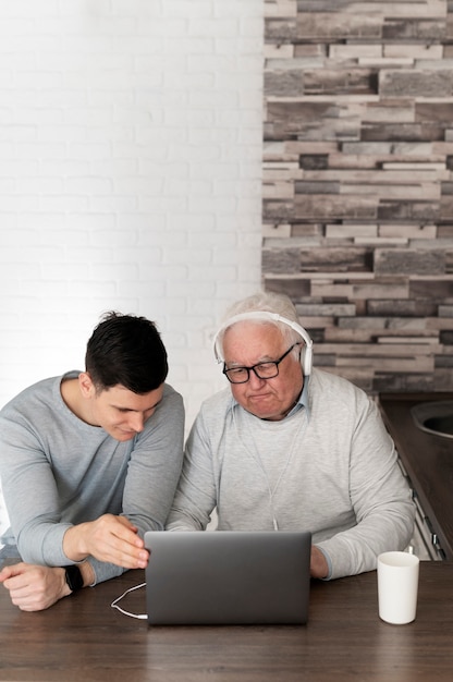 Grand-parent apprenant à utiliser un appareil numérique