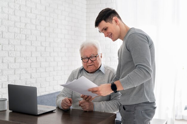 Grand-parent apprenant à utiliser un appareil numérique