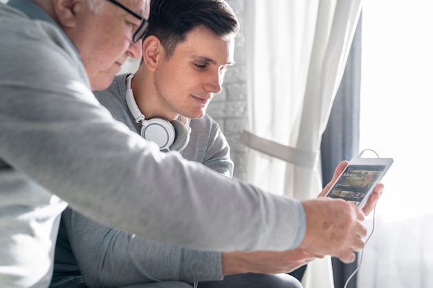 Grand-parent apprenant à utiliser un appareil numérique