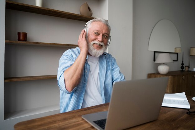 Grand-parent apprenant à utiliser la technologie