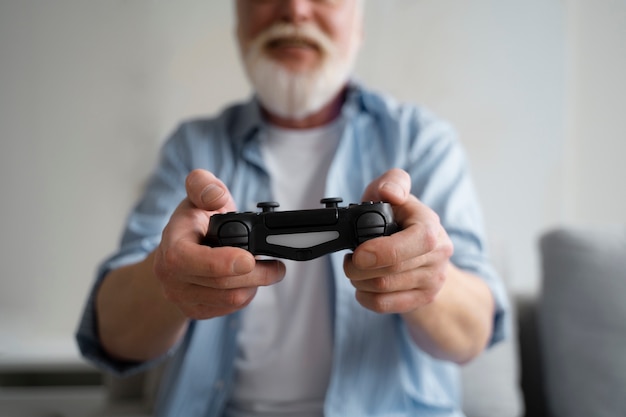 Grand-parent apprenant à utiliser la technologie