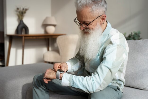 Grand-parent apprenant à utiliser la technologie