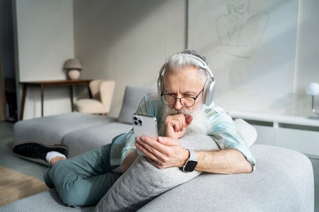 Grand-parent apprenant à utiliser la technologie