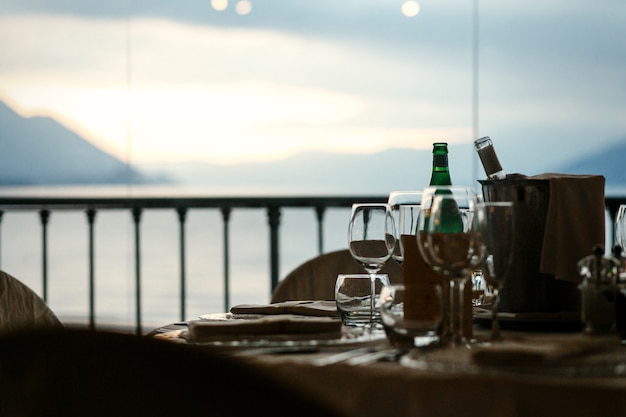 Photo gratuite grand paysage s'ouvre derrière la table de dîner confortable