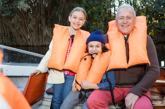 Grand-père ayant un grand jour avec leurs petits-enfants en plein air