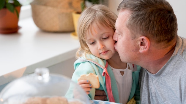 Grand-père embrassant sa petite-fille sur la joue