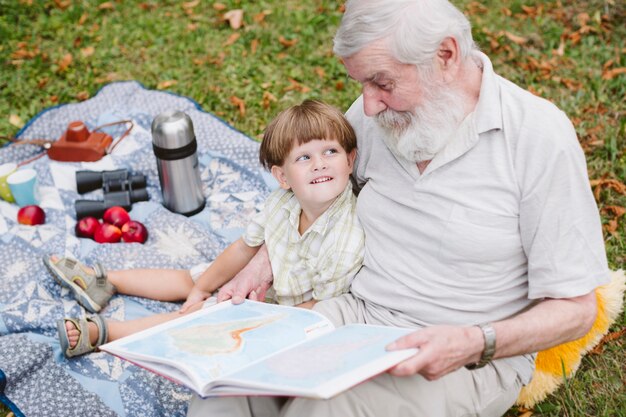 Grand-père lit des histoires pour petit-fils