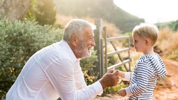 Grand-père et petit-fils dans une ferme de campagne