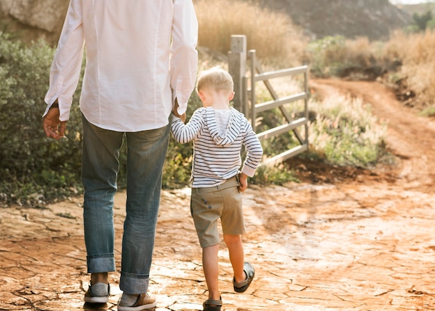 Grand-père et petit-fils marchant à la ferme