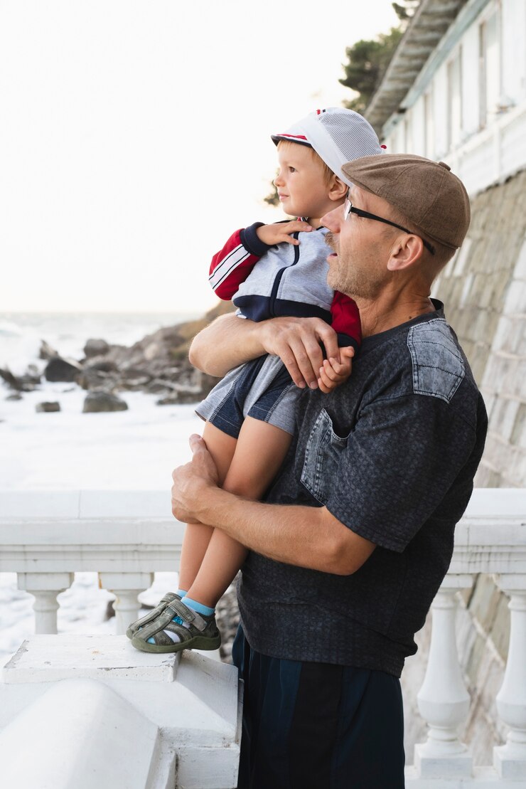 Photo gratuit grand-père et petit-fils se prélassant en mer