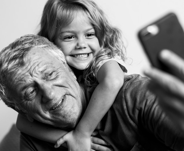Grand-père prenant un selfie avec sa petite-fille