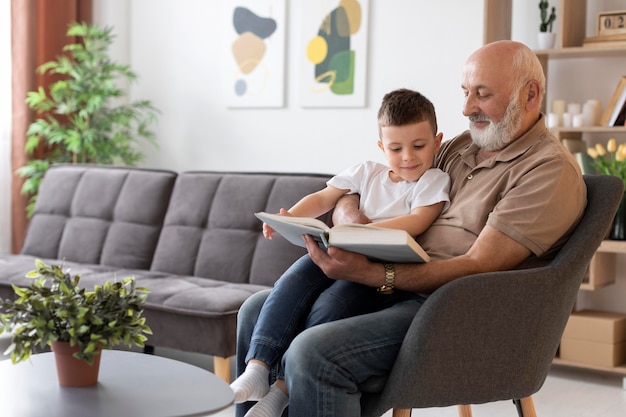 Grand-père de tir moyen tenant enfant