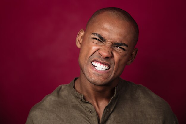 Grand plan, portrait, de, fâché, homme africain, regarder