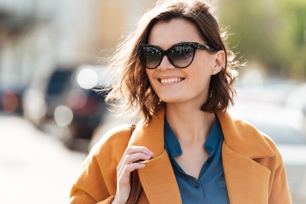 Grand plan, portrait, de, a, sourire, jeune femme, dans, lunettes soleil