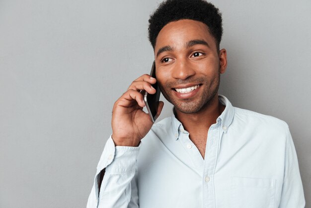 Grand plan, portrait, de, a, sourire, jeune, homme africain, conversation