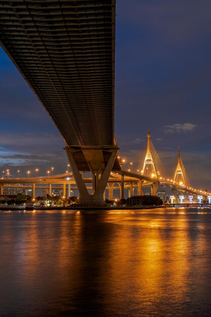Grand pont suspendu au-dessus de la rivière Chao Phraya au crépuscule