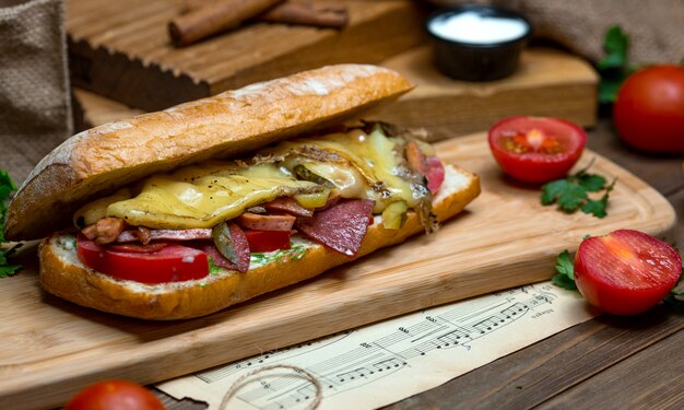 Grand sandwich au fromage et saucisse