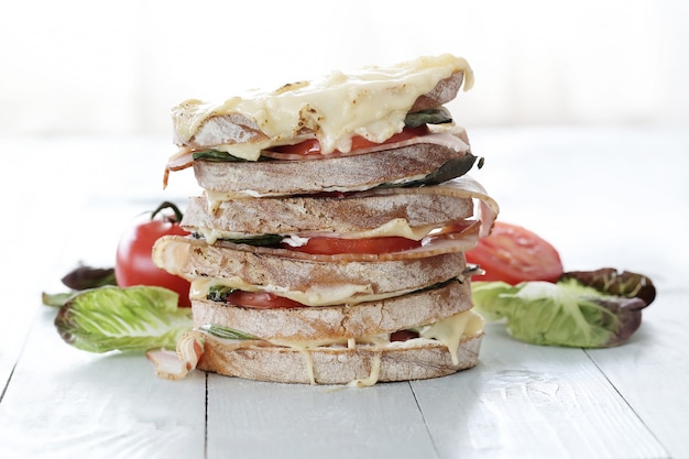 Grand sandwich multicouche