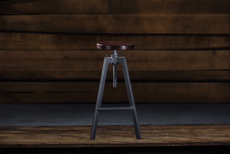 Photo gratuit un grand tabouret de bar sur un fond en bois