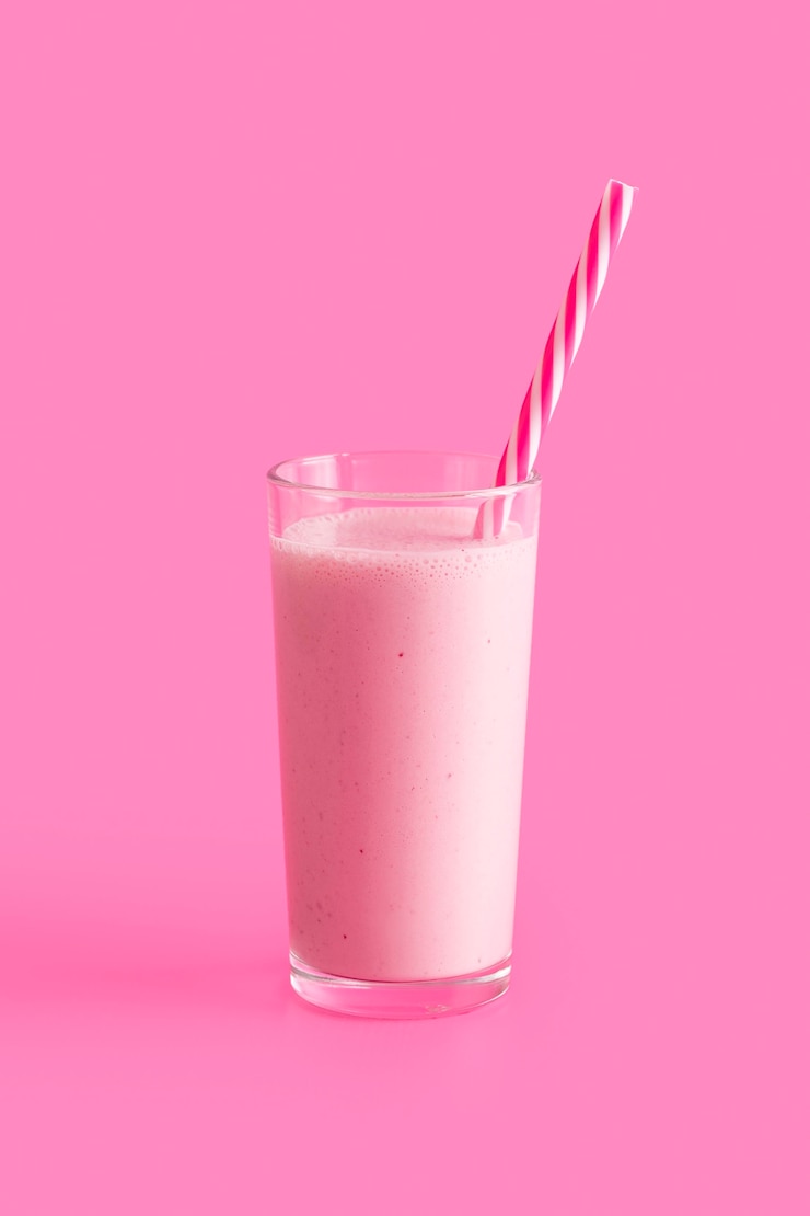 Photo gratuit grand verre à smoothie rose avec paille