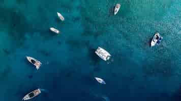 Photo gratuite grand yacht avec bateaux en mer en été en grèce