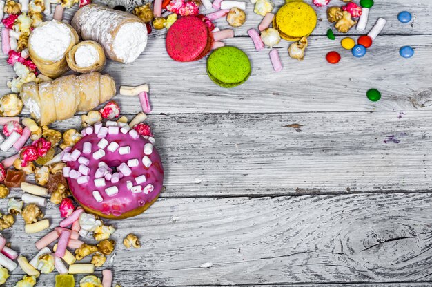 grande belle boîte rose avec des bonbons sur table en bois