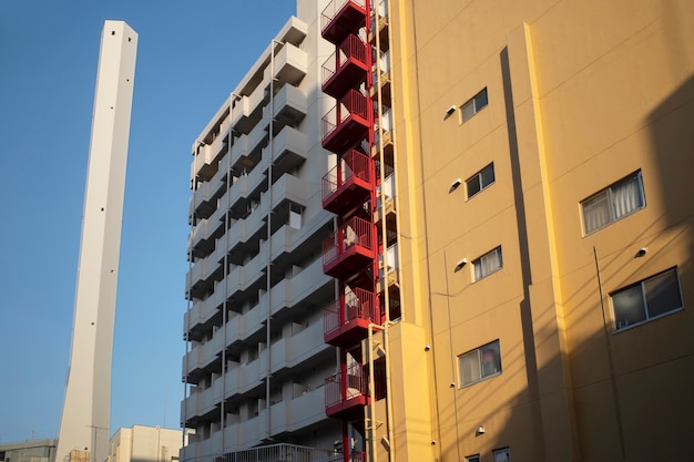 Grande cheminée et bâtiment en contre-plongée