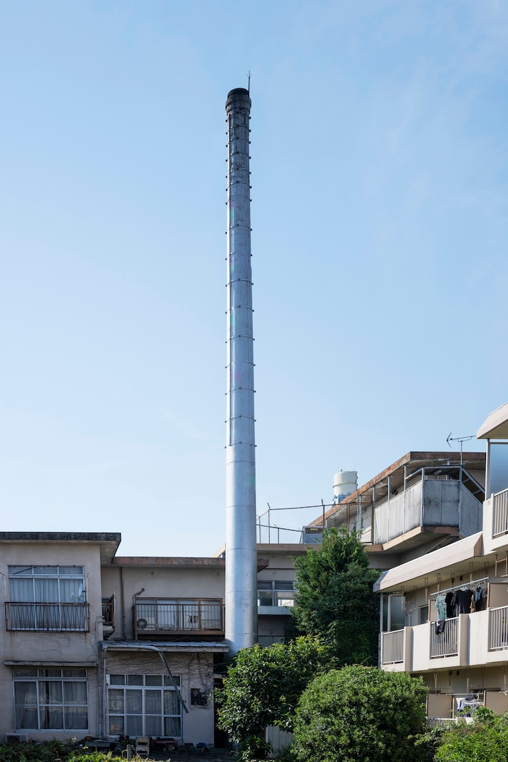 Photo gratuit grande cheminée avec vieilles maisons