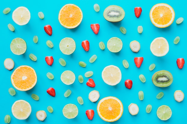 Une grande collection de fruits délicieux sur la surface bleue