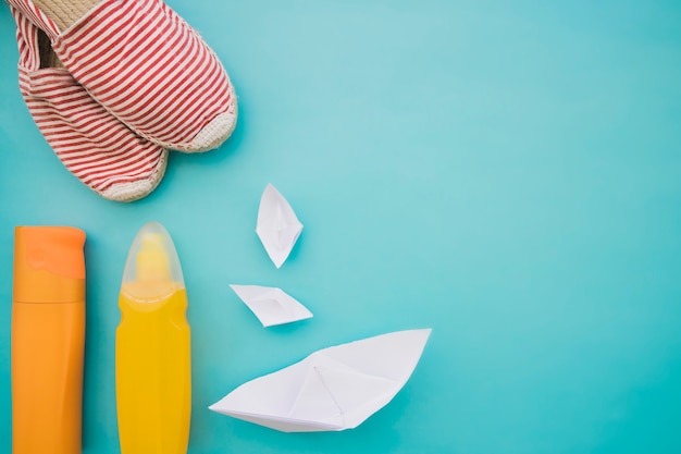 Grande composition d&#39;été avec des bateaux en papier décoratifs