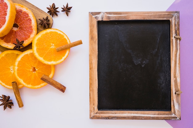 Grande composition avec des fruits d&#39;été et des ardoises pour les messages