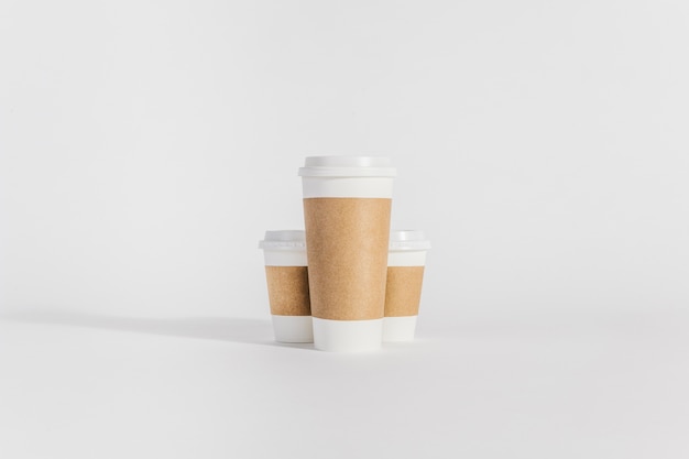 Une grande et deux petites tasses à café