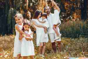 Photo gratuite grande famille jouant dans un parc d'été