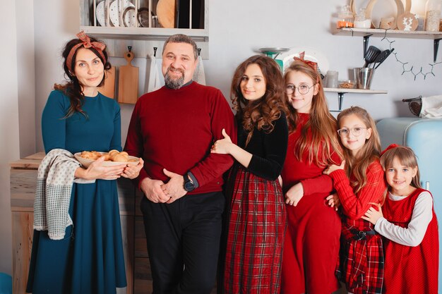 Une grande famille avec quatre filles passe du temps à la maison