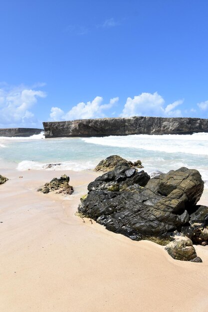 Grande formation rocheuse sur la plage de Boca Keto.